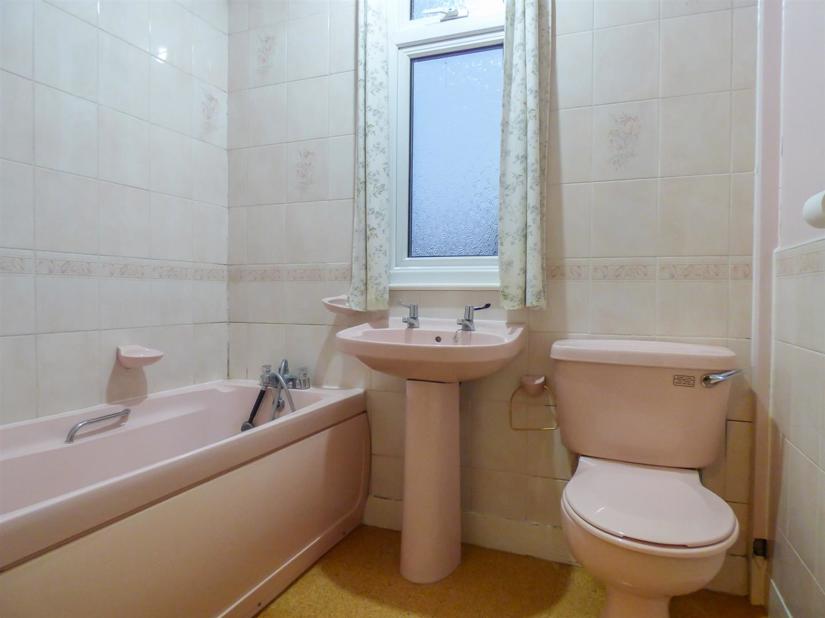 Gatwick Road, Gravesend, Kent Sealeys Estate Agents Limited t/a